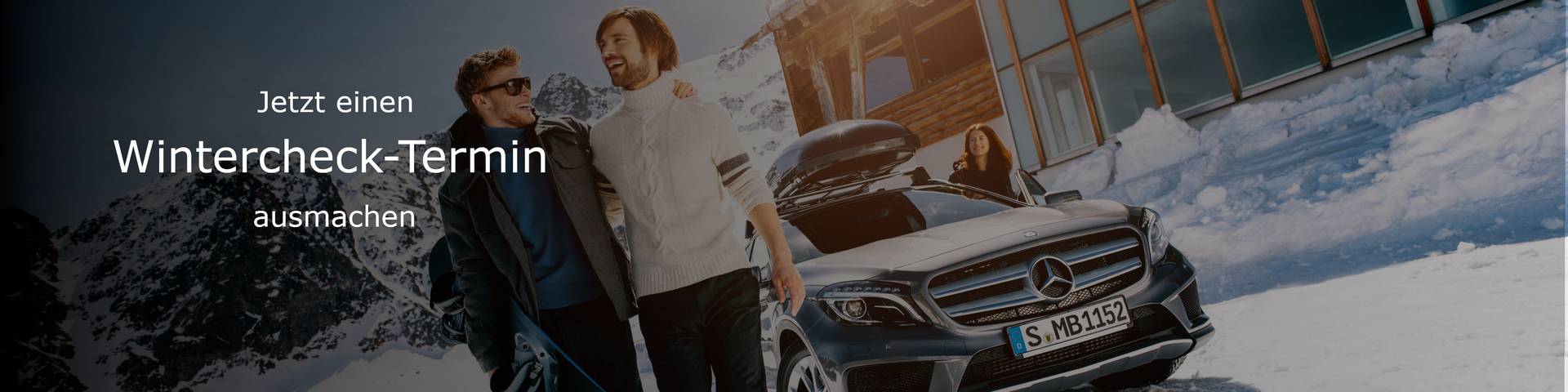 Zwei Personen stehen vor einem Mercedes-Benz im Schnee.